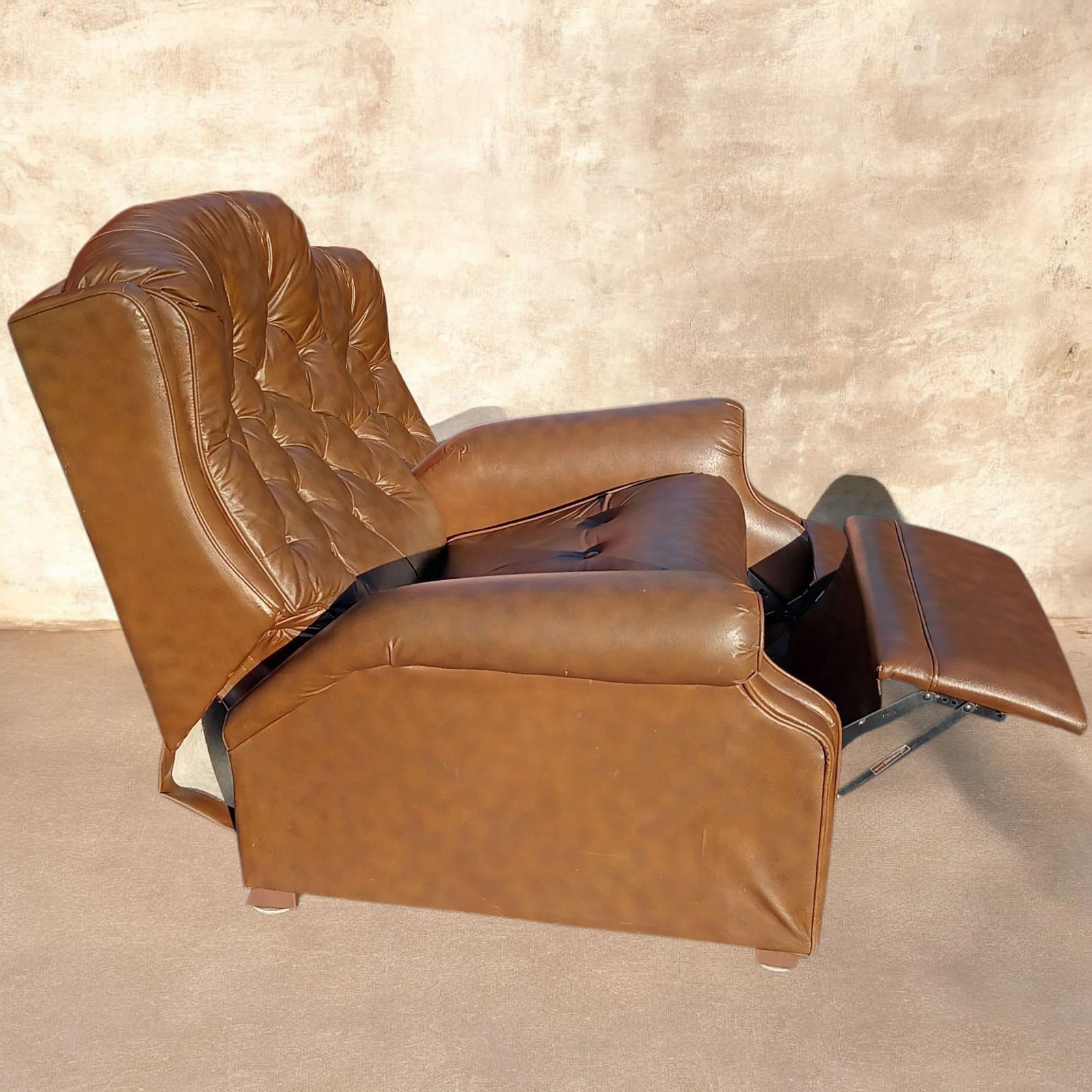 A Timeless Classic: The Genuine Vintage Stratolounger Recliner - 8