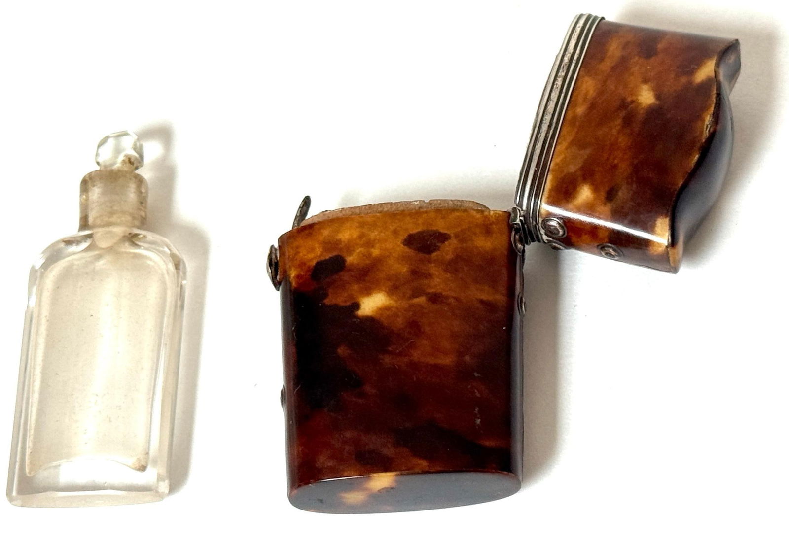 18th Century Tortoiseshell and Silver-Mounted Perfume Etui with Glass Bottle - 2