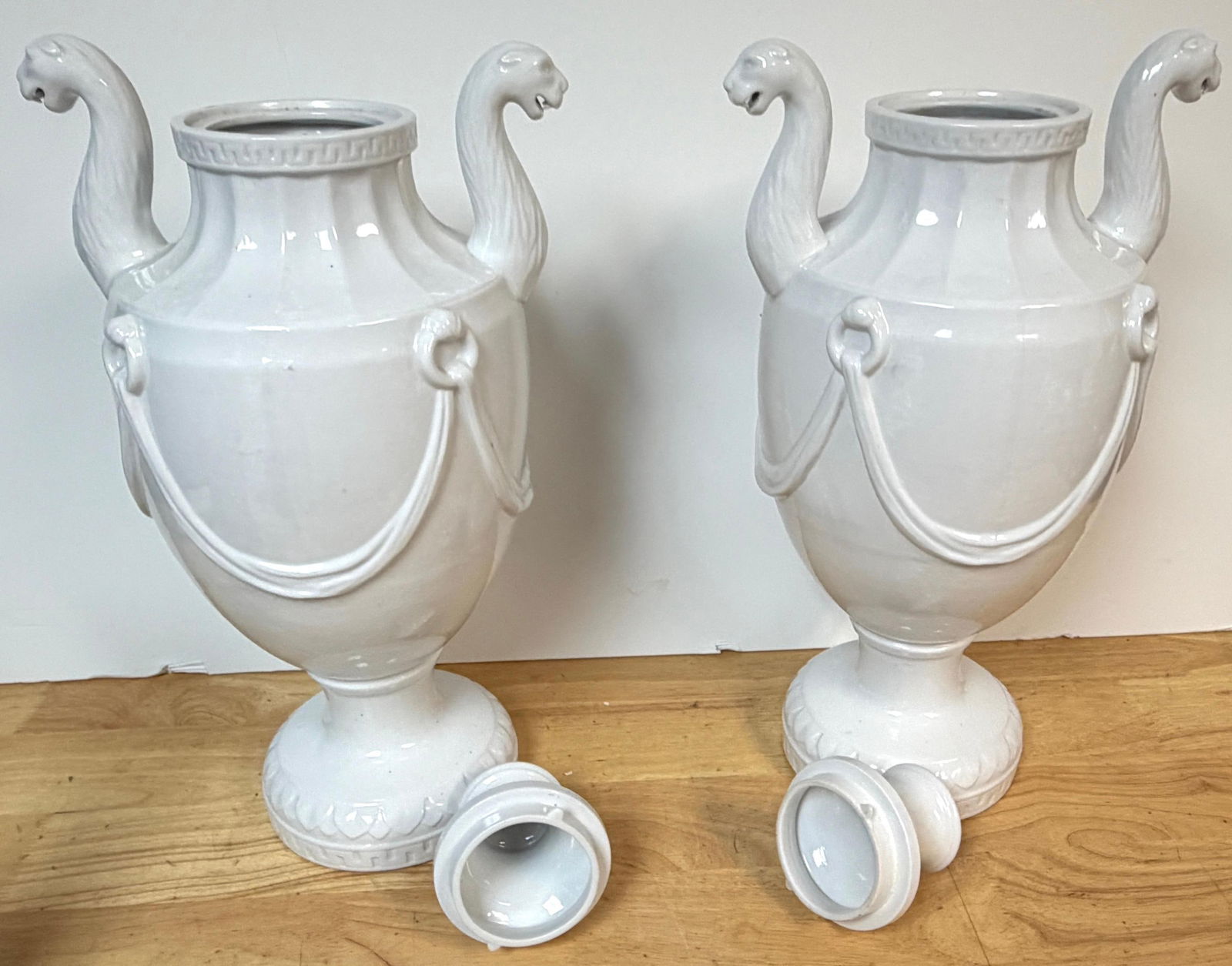 Pair Neoclassical Blanc de Chine Porcelain Urns, Attributed Nymphenburg, 20th C. - 17