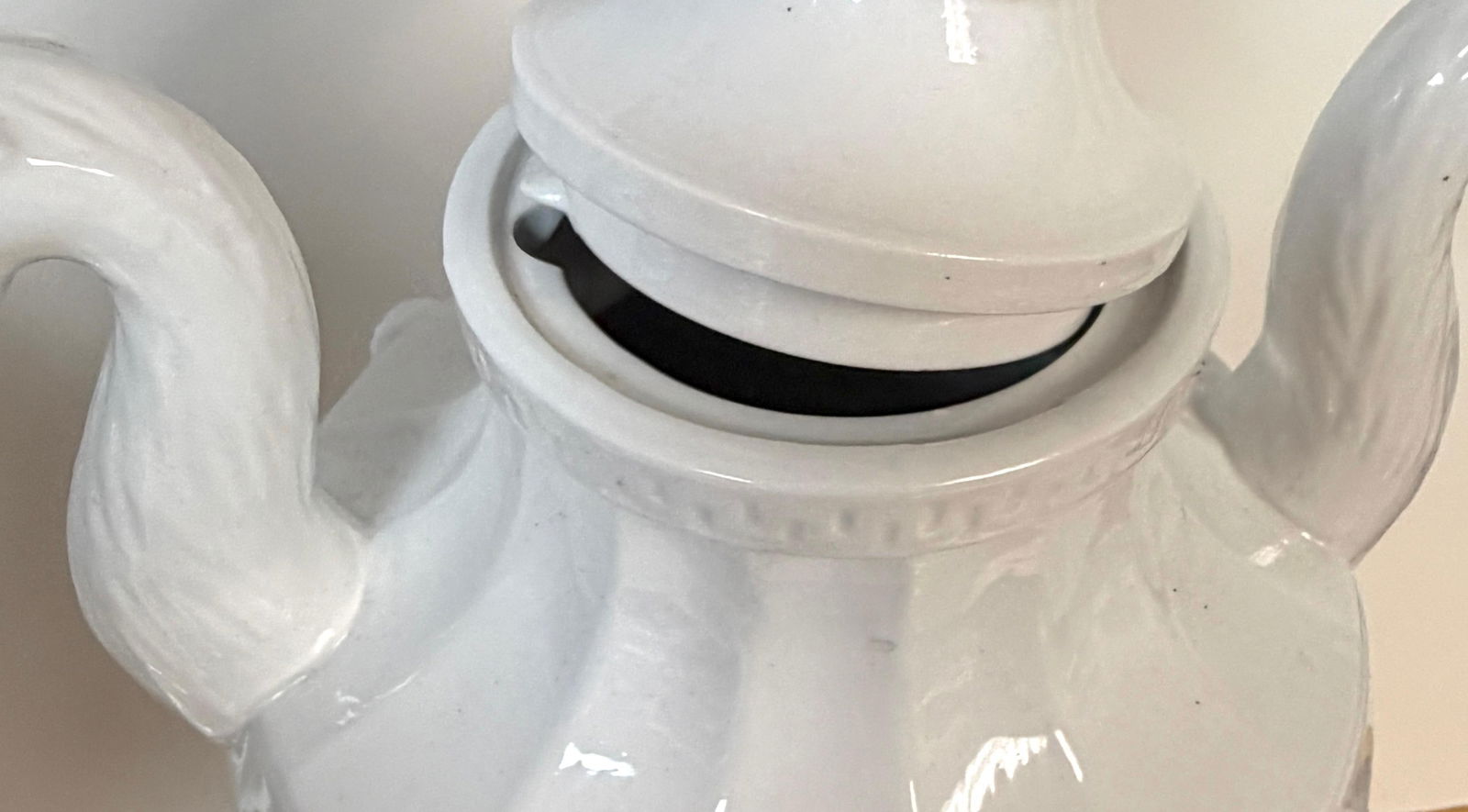 Pair Neoclassical Blanc de Chine Porcelain Urns, Attributed Nymphenburg, 20th C. - 18