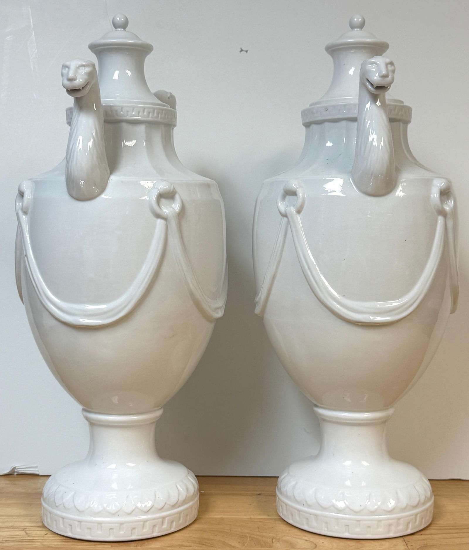 Pair Neoclassical Blanc de Chine Porcelain Urns, Attributed Nymphenburg, 20th C. - 8