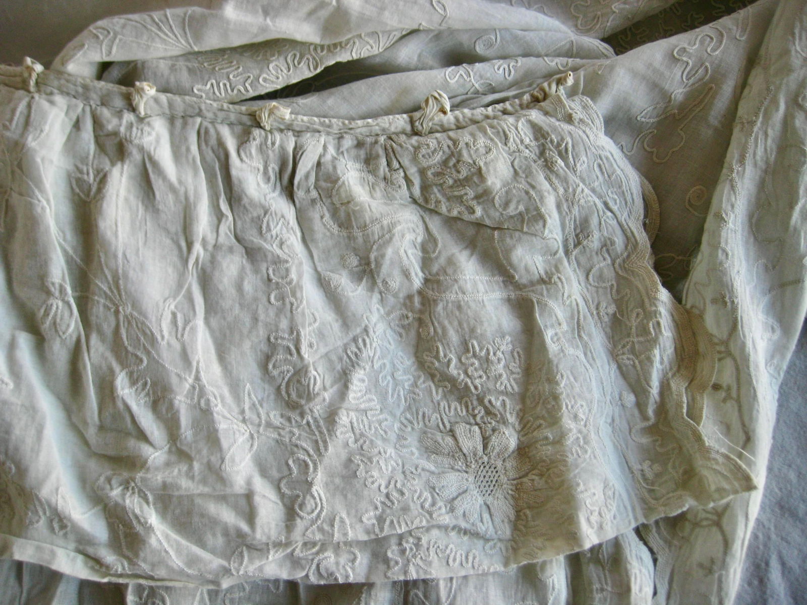 Mid 19th Century Pair of French Embroidered in Fine Cotton Sheer Curtains Napoleon III - 14