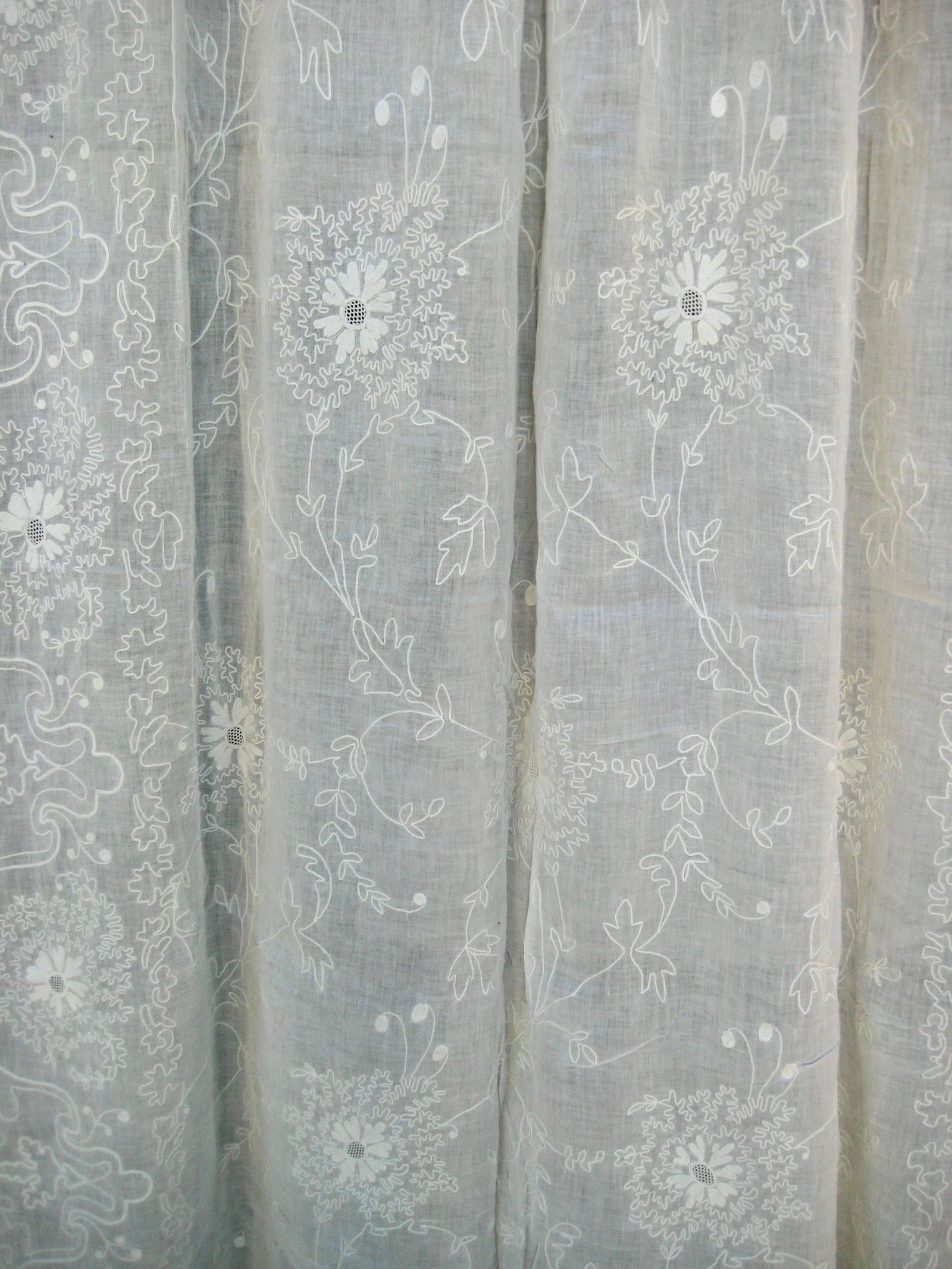 Mid 19th Century Pair of French Embroidered in Fine Cotton Sheer Curtains Napoleon III - 2