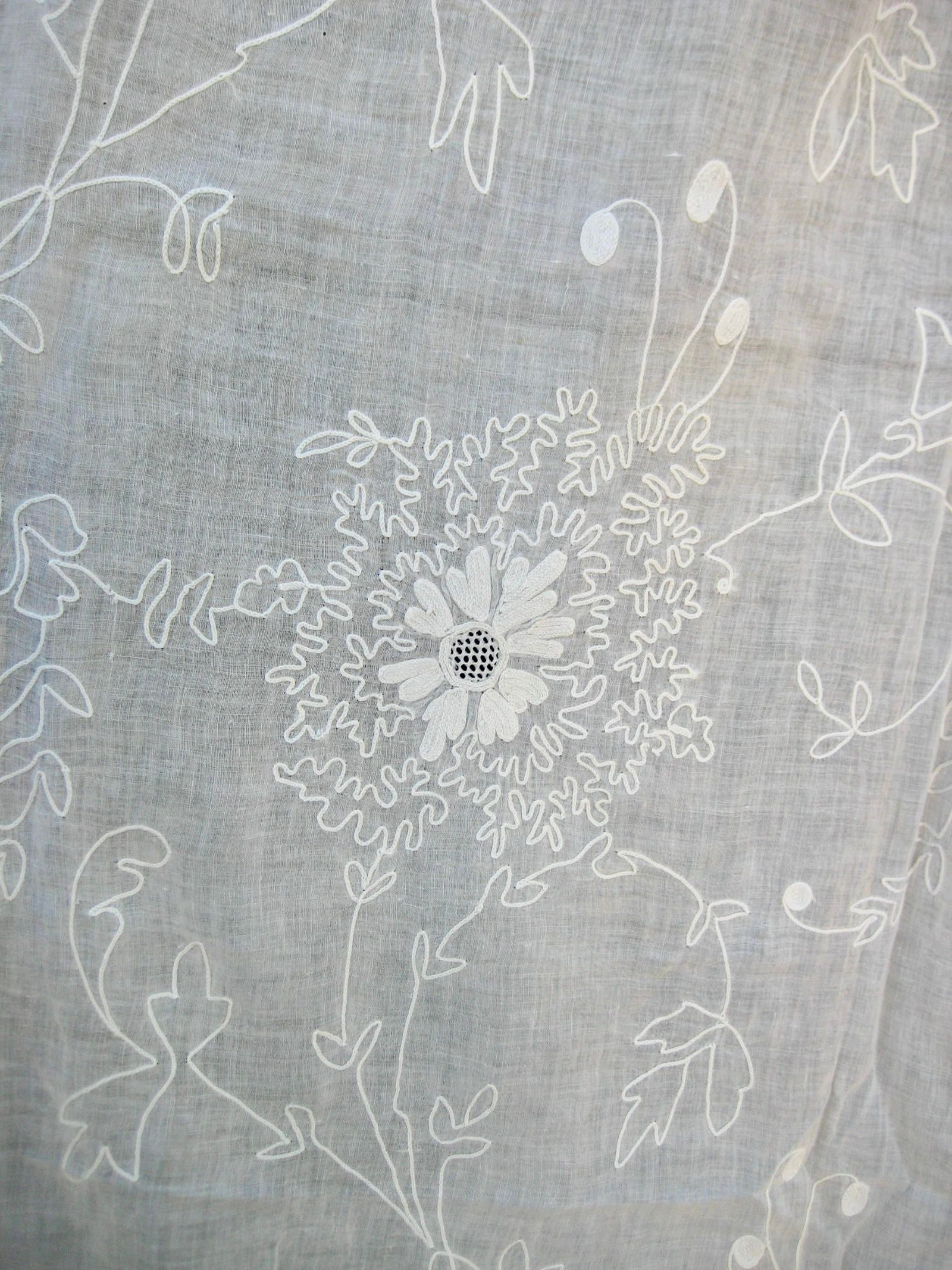 Mid 19th Century Pair of French Embroidered in Fine Cotton Sheer Curtains Napoleon III - 4