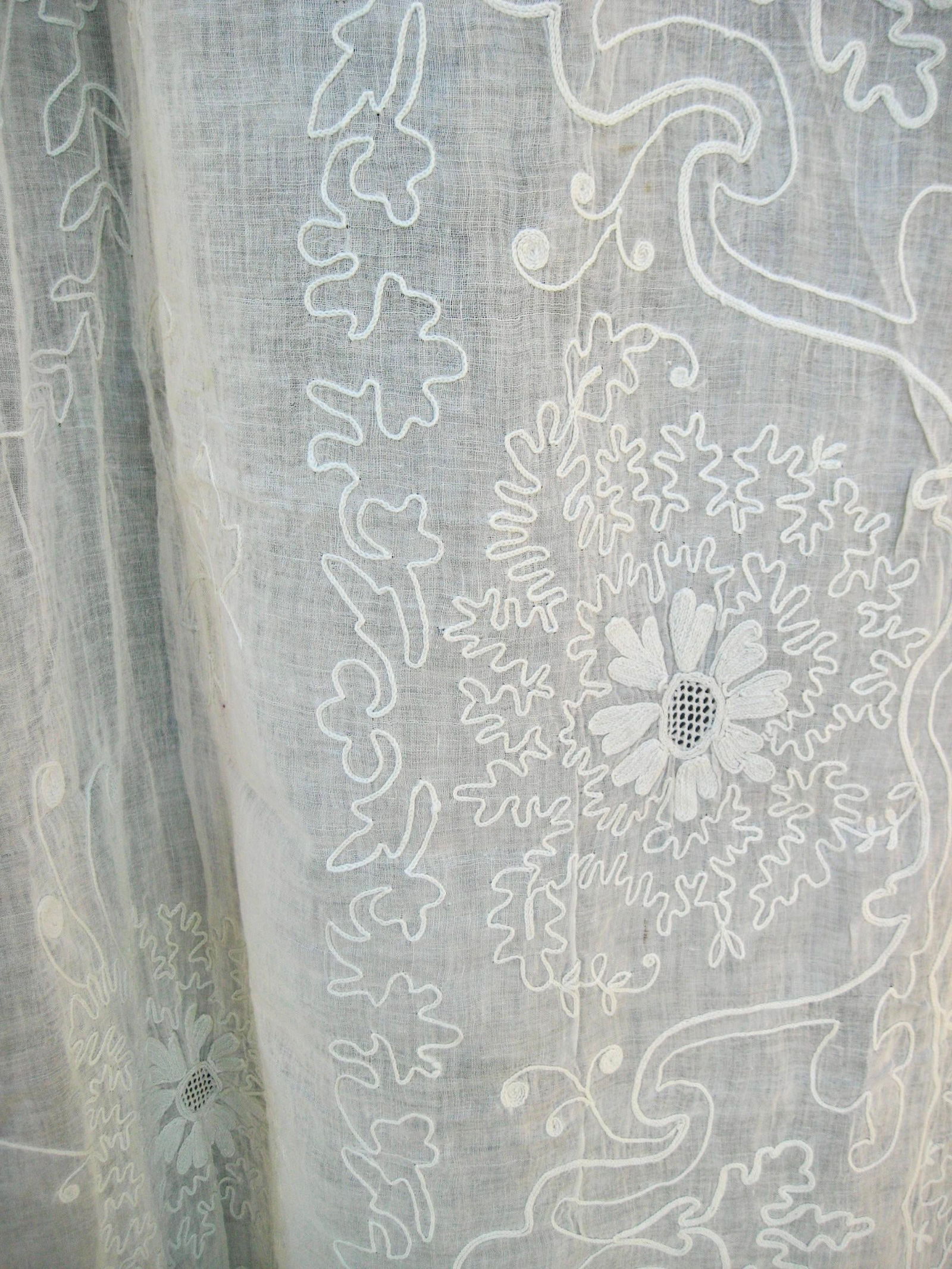 Mid 19th Century Pair of French Embroidered in Fine Cotton Sheer Curtains Napoleon III - 7