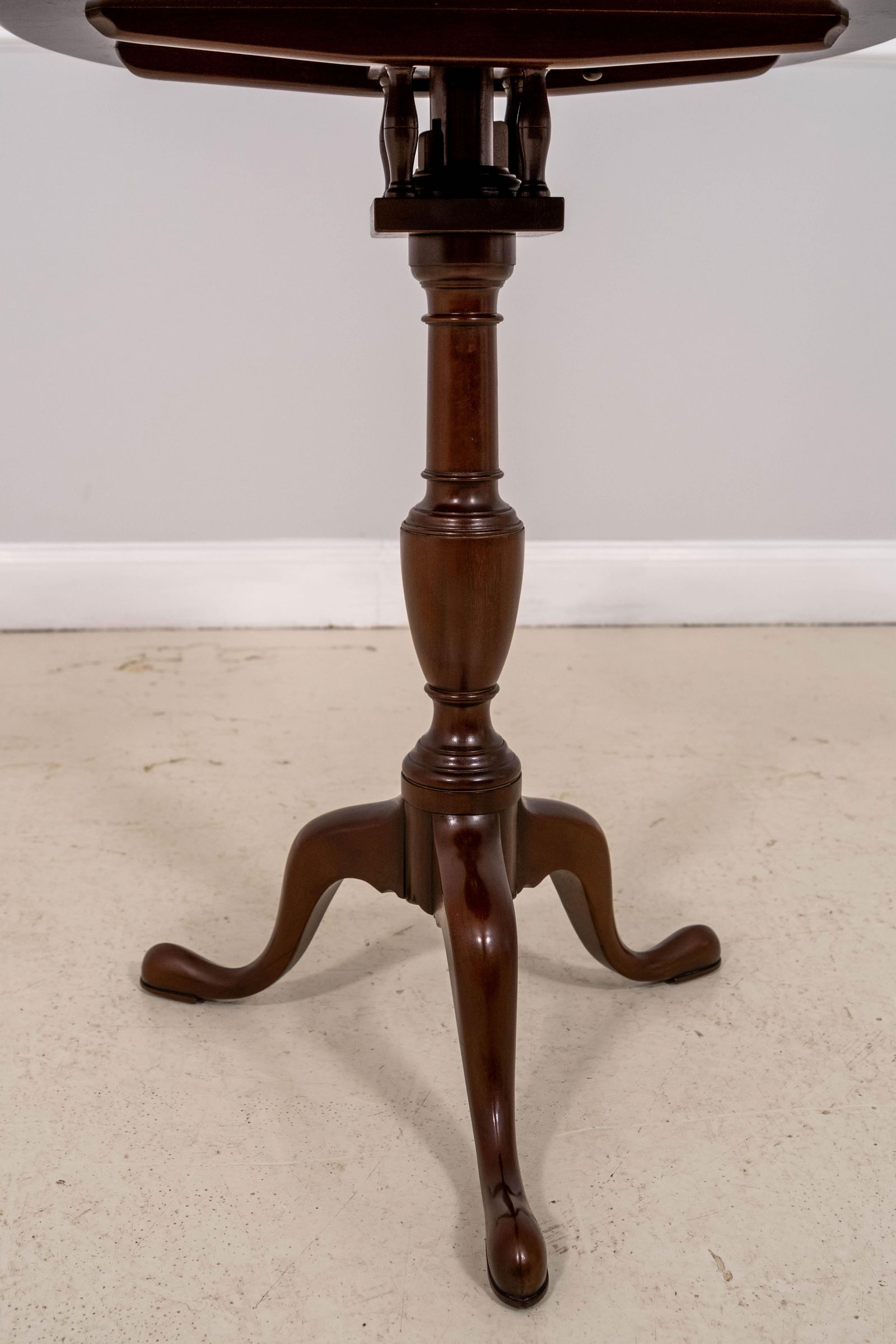 Kittinger Cw-11 Mahogany Tilt-Top Round End Table - 11