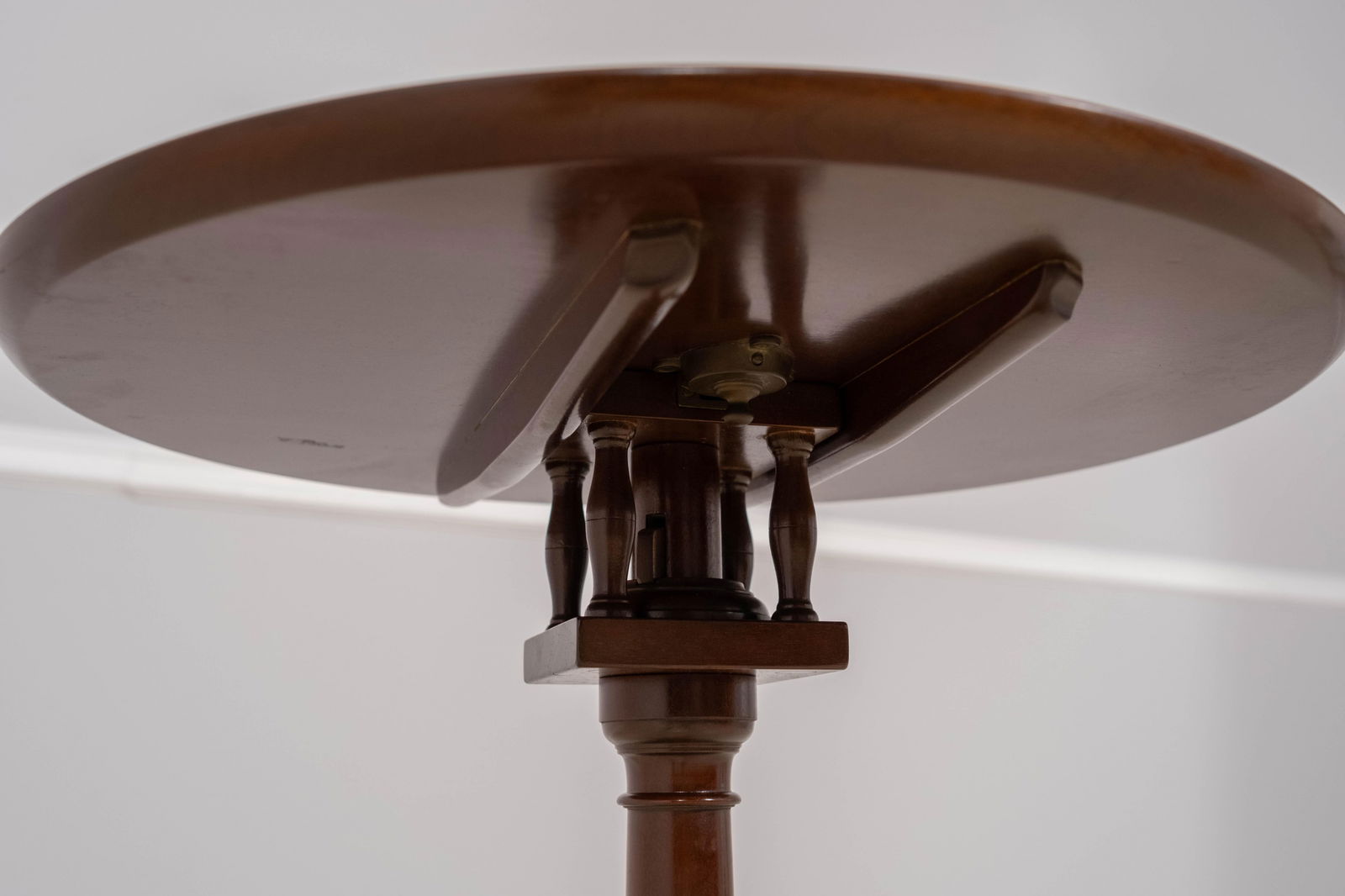 Kittinger Cw-11 Mahogany Tilt-Top Round End Table - 6