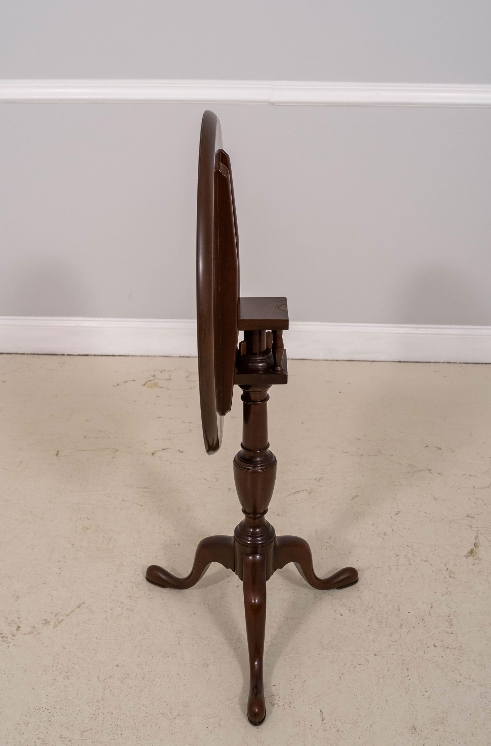 Kittinger Cw-11 Mahogany Tilt-Top Round End Table - 8