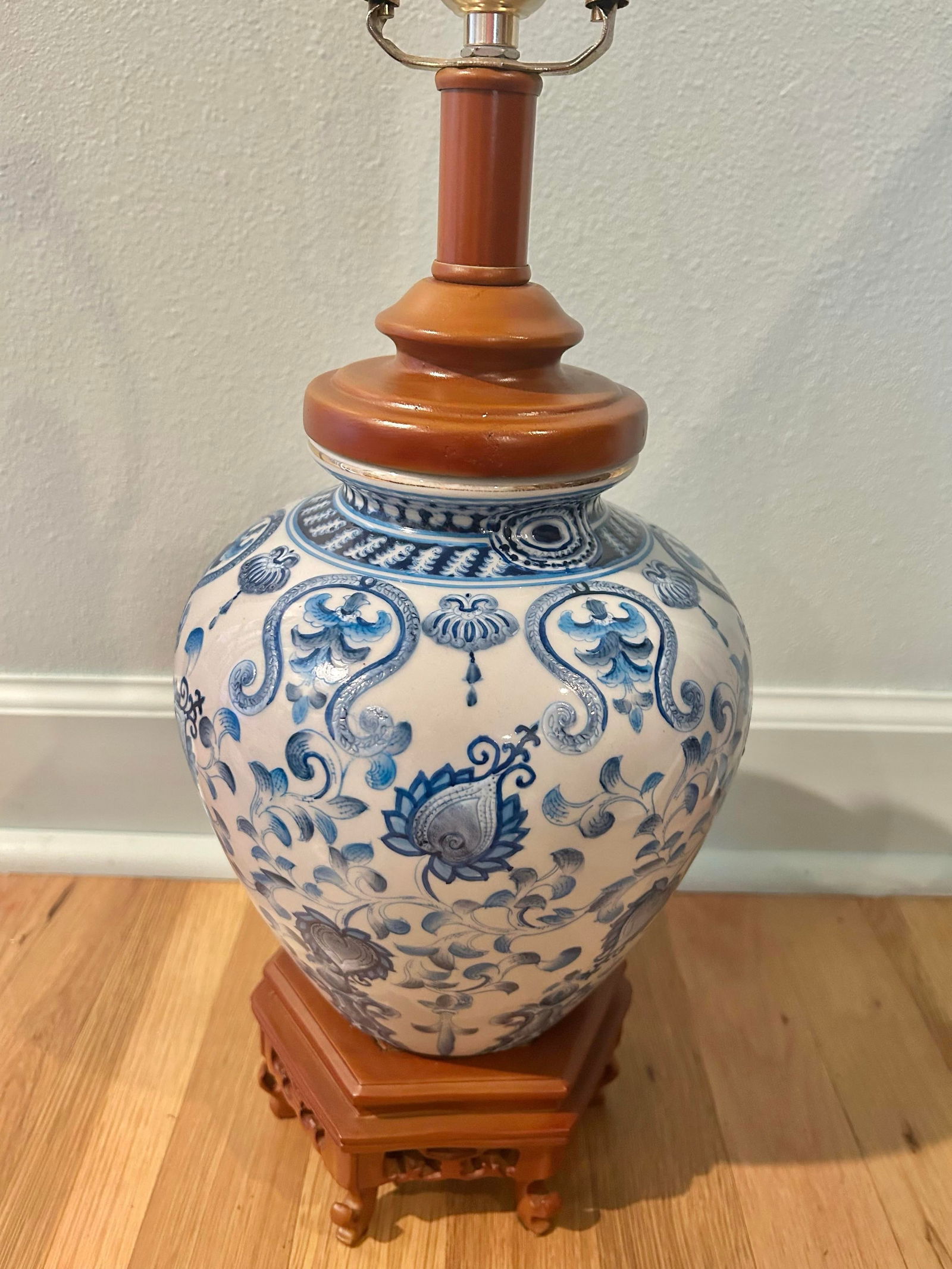 Late 20th Century Custom Made Blue and White Chinoiserie Lamp on Carved Ming Style Base - 7