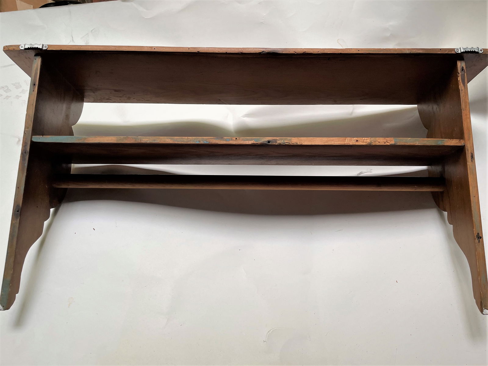 Late 20th Century Country Primitive Cabin Pine 2 Tier Wall Shelf W/ Shaped Sides & Coat Rack Rod - 14