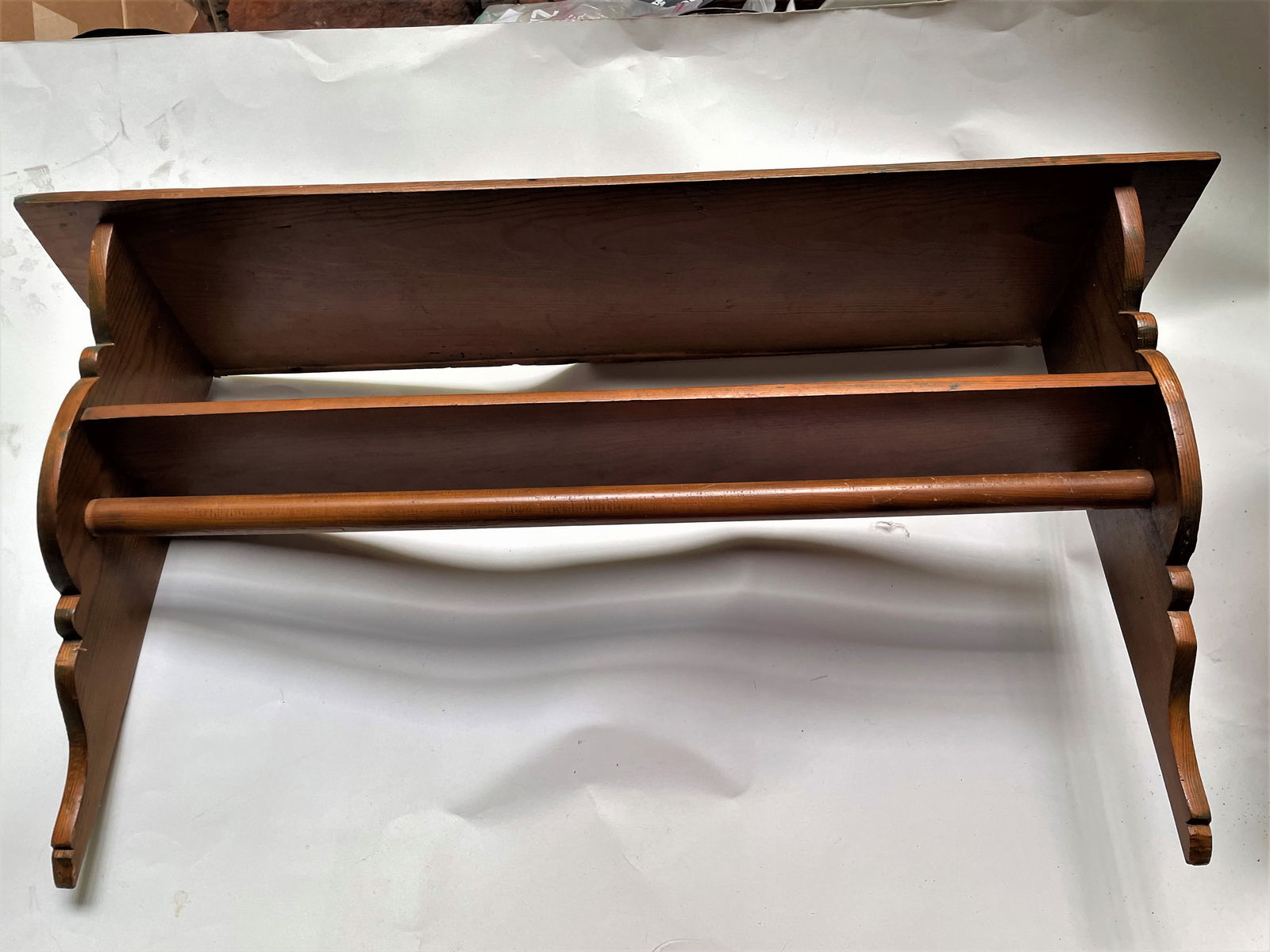 Late 20th Century Country Primitive Cabin Pine 2 Tier Wall Shelf W/ Shaped Sides & Coat Rack Rod - 4