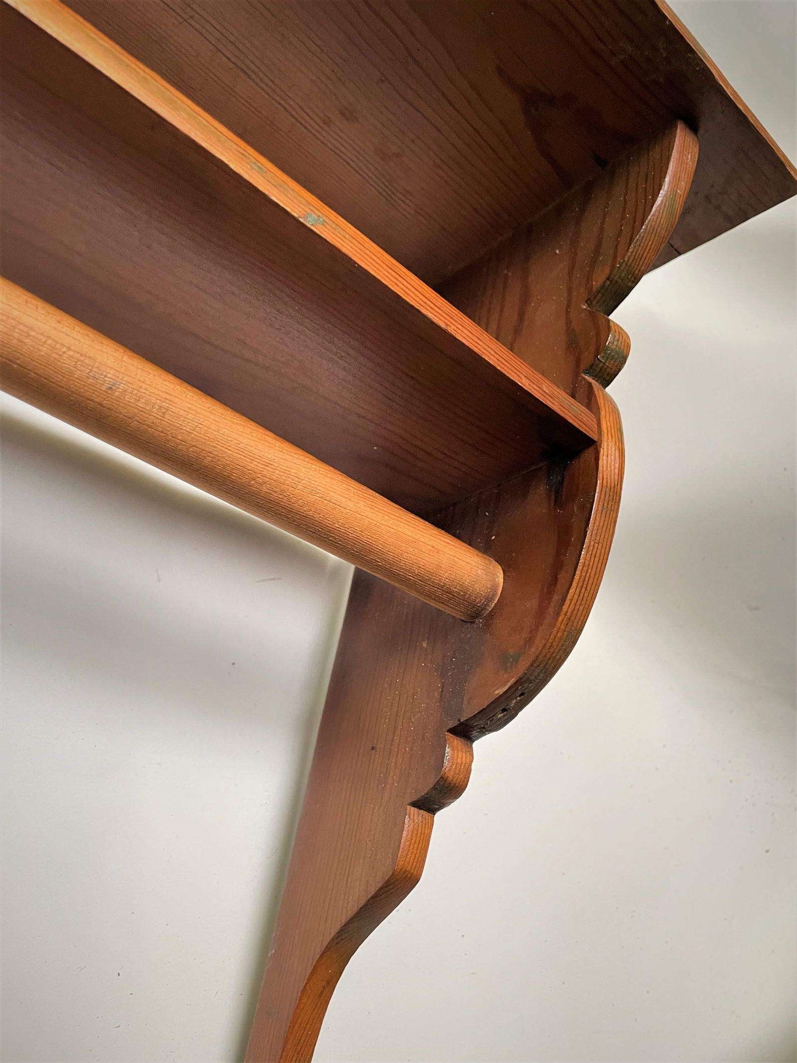 Late 20th Century Country Primitive Cabin Pine 2 Tier Wall Shelf W/ Shaped Sides & Coat Rack Rod - 8