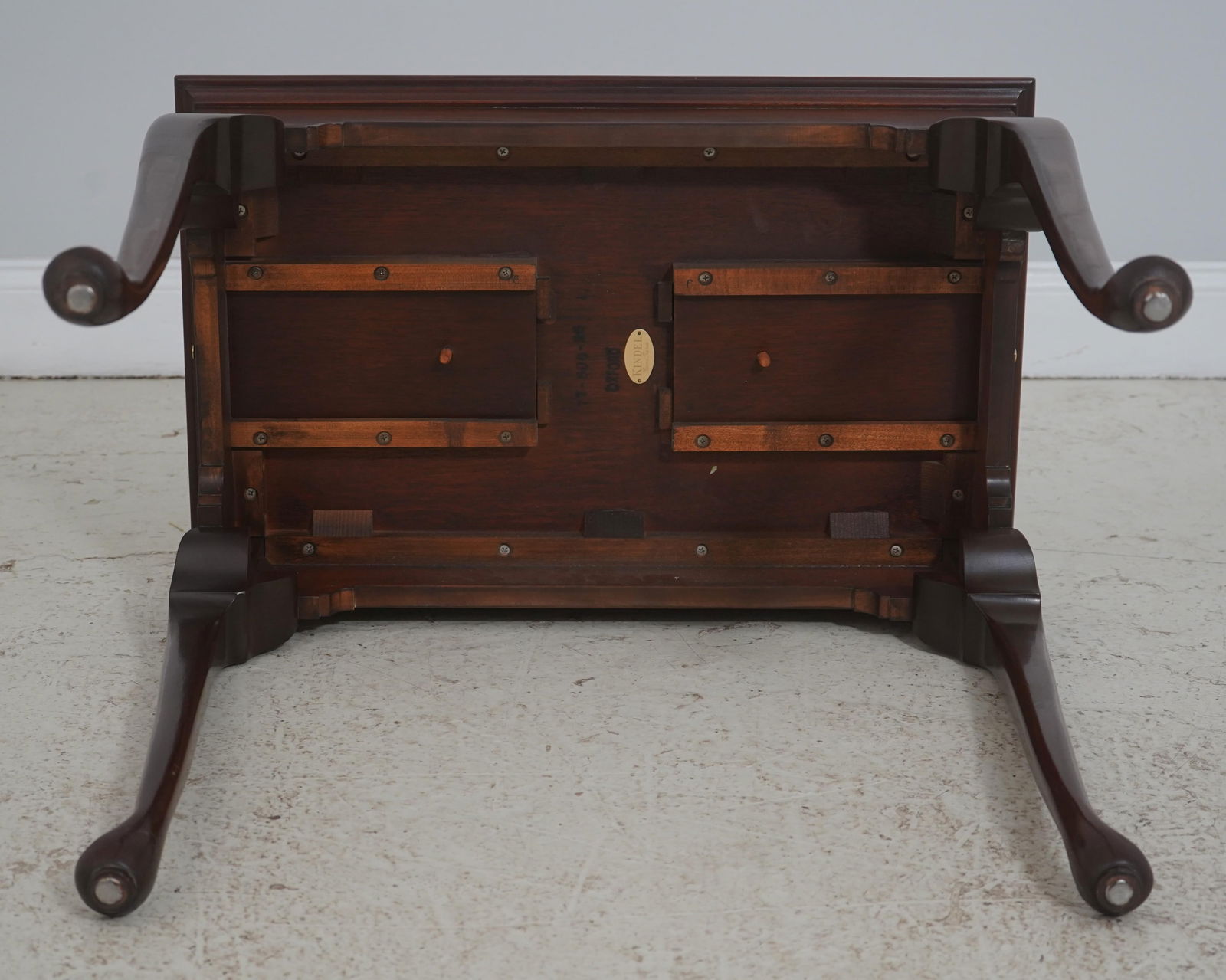 Kindel Oxford Mahogany Queen Anne Tea Table - 16