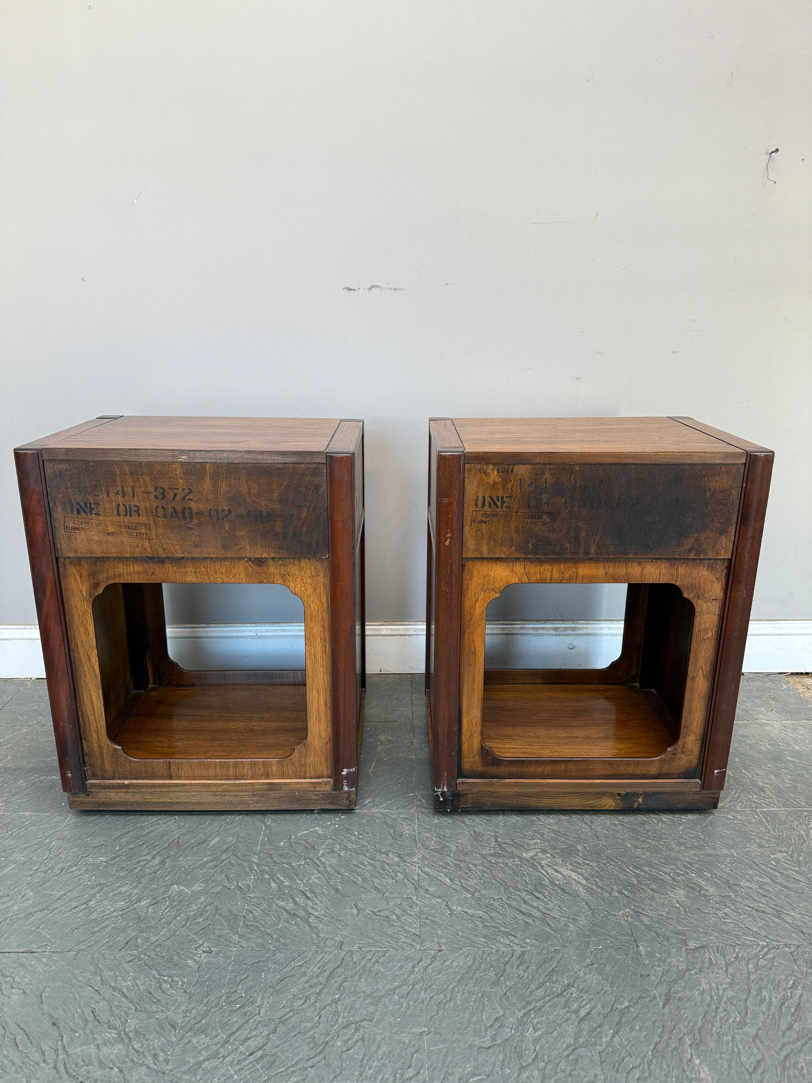 Pair of Vintage Thomasville Mystique Collection Chinoiserie Nightstands With Brass Hardware - 16