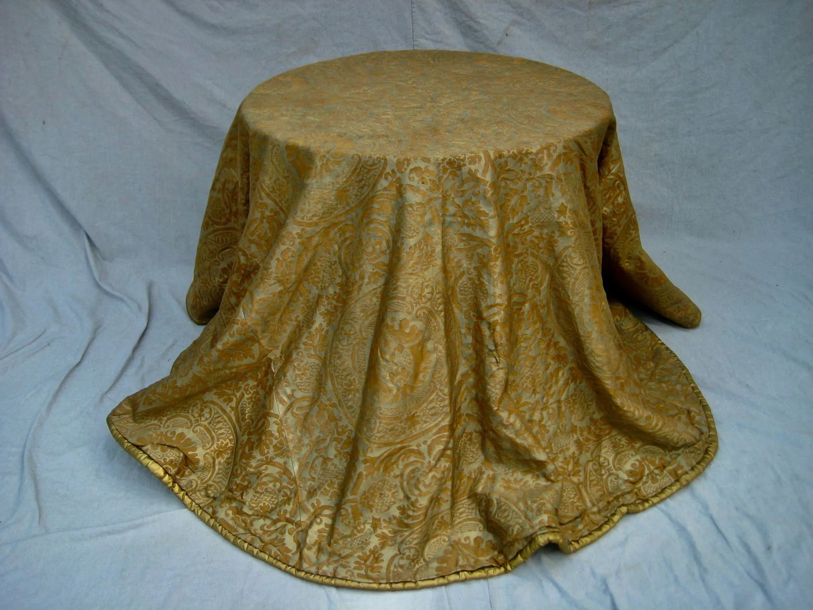 Vintage Fortuny Orsini Round Tablecloth - 11