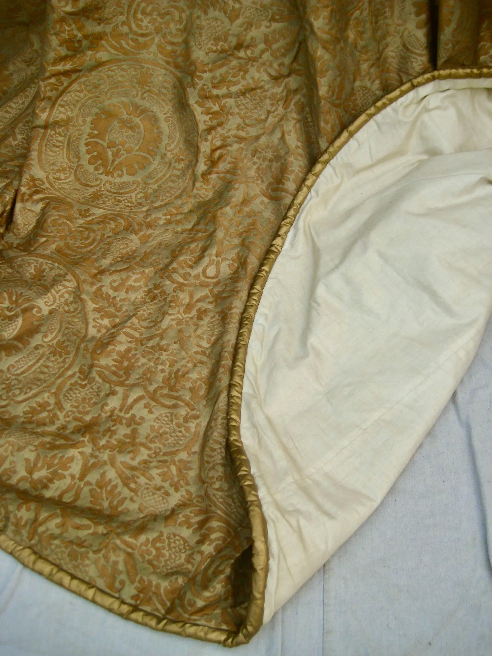 Vintage Fortuny Orsini Round Tablecloth - 9