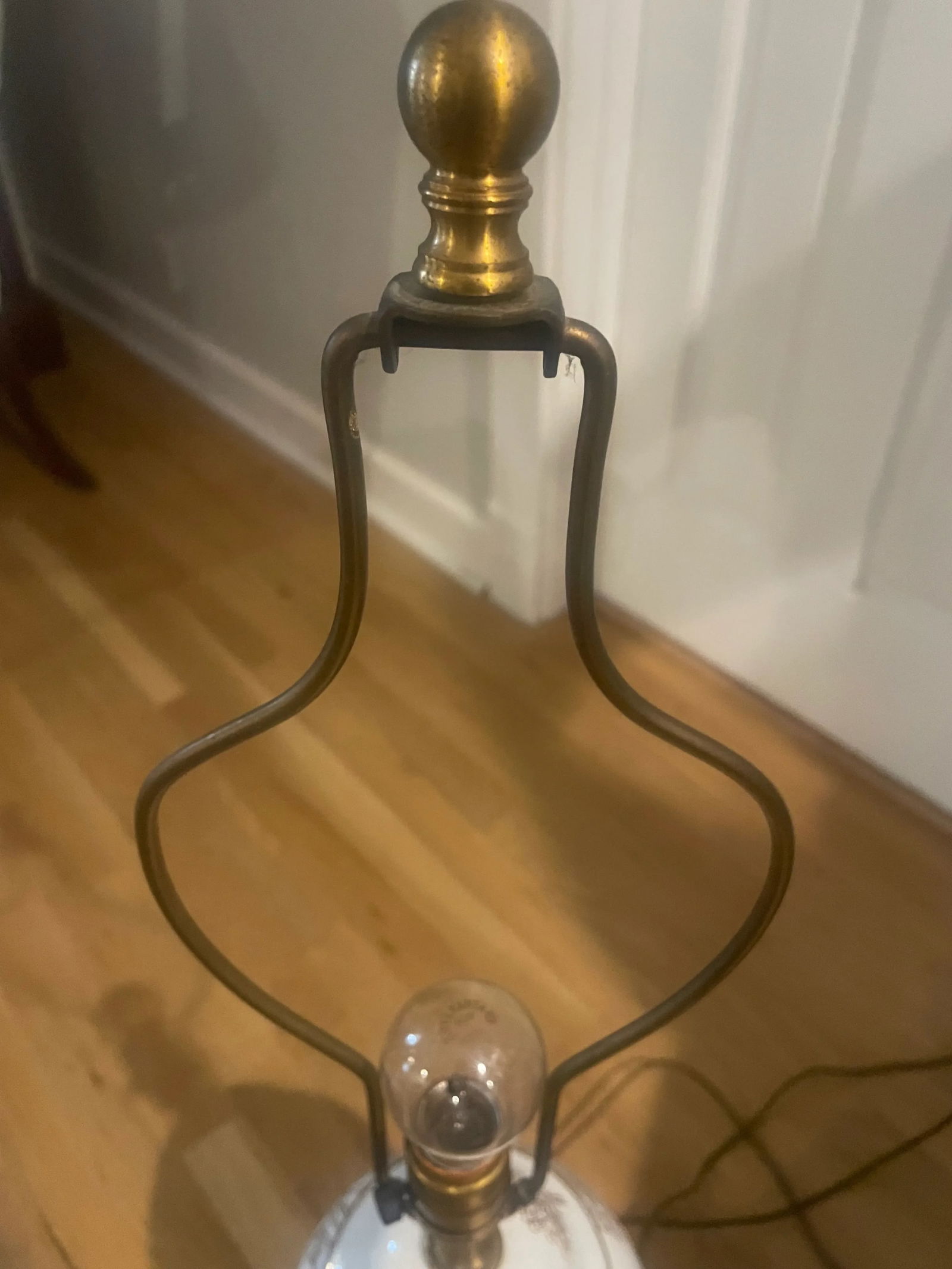 Mid Century Frederick Cooper Baluster Form White Porcelain and Brass Floral Lamp - 7