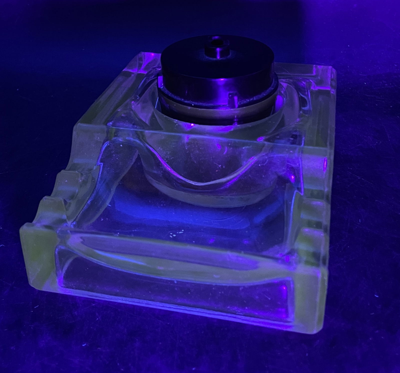 Sengbusch Self -Closing Inkwell & Pen Rest W/Bakelite Lid UV Glow - 2