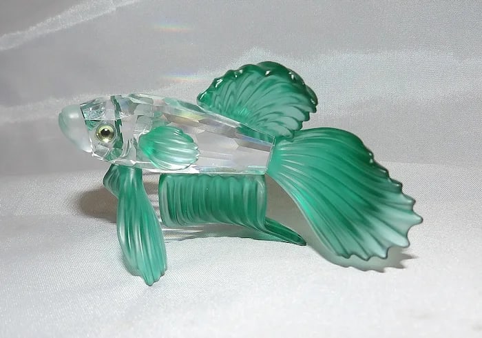 Swarovski Crystal Siamese Fighting Fish Green: Exquisite Swarovski crystal figurine of a Siamese Fighting Fish (Betta) in a vibrant green hue. Shipping:Domestic: Flat-rate of $15.00 to anywhere within the contiguous U.S.International: Foreign