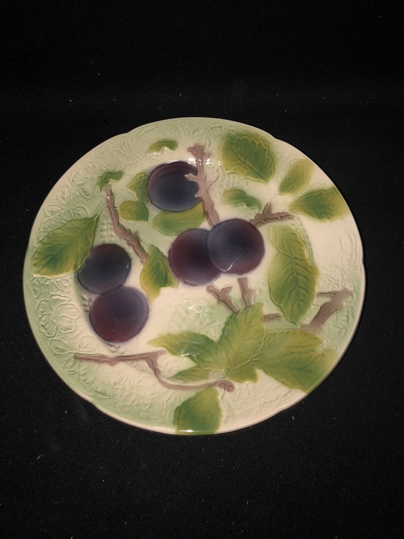 8 Majolica 8 5/8” Fruit Plates - 7