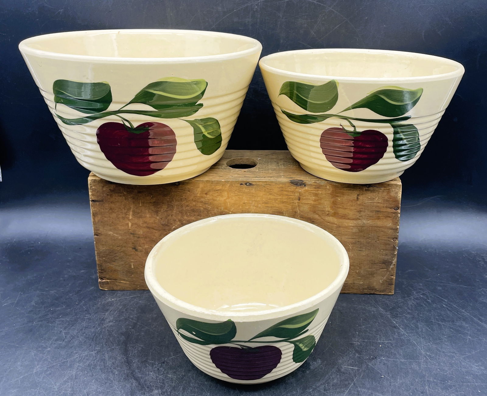 Watt Pottery 3-leaf Apple Design 3 Bowl Nesting Mixing Bowl Set Ribbed - 3