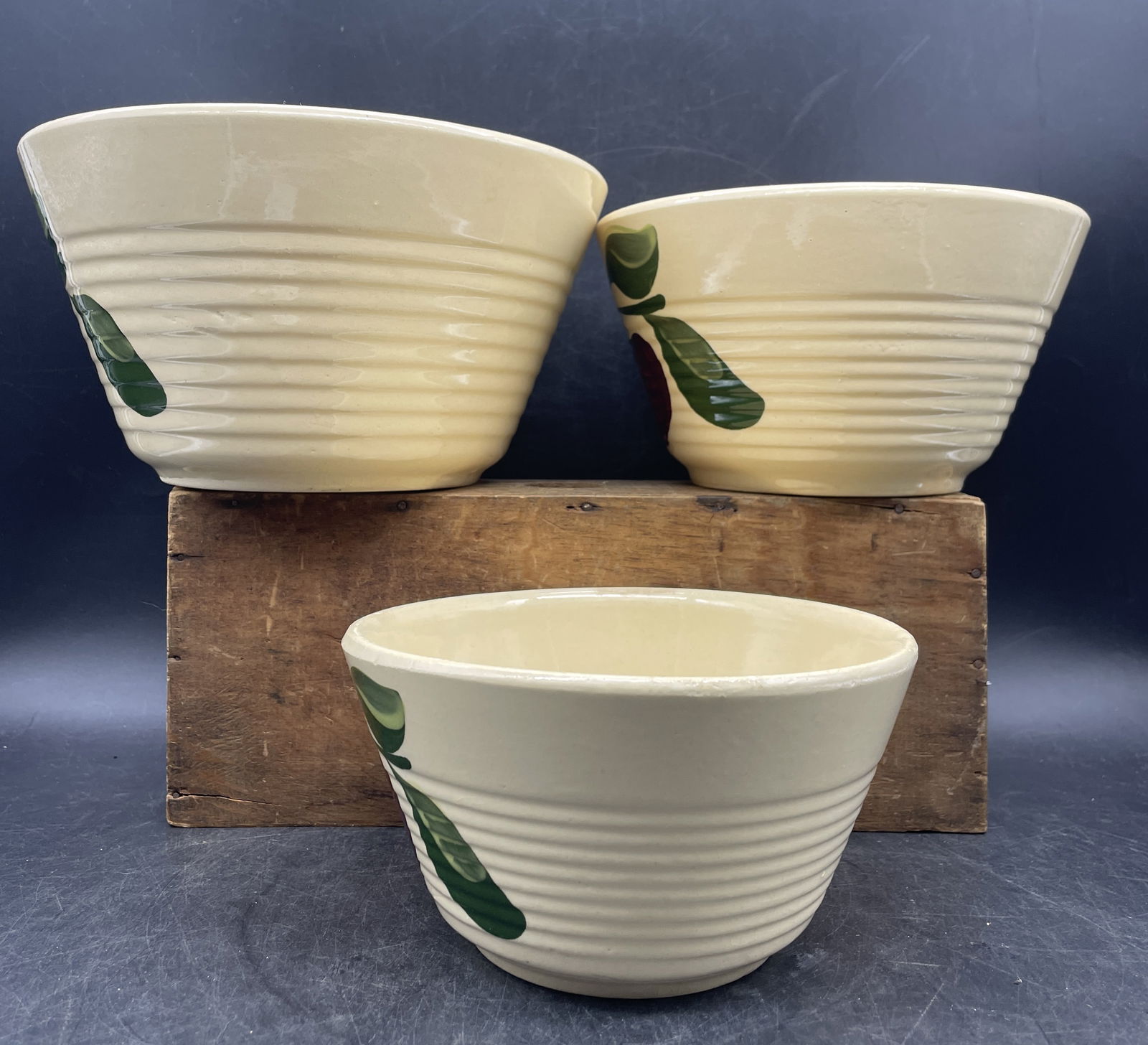 Watt Pottery 3-leaf Apple Design 3 Bowl Nesting Mixing Bowl Set Ribbed - 4