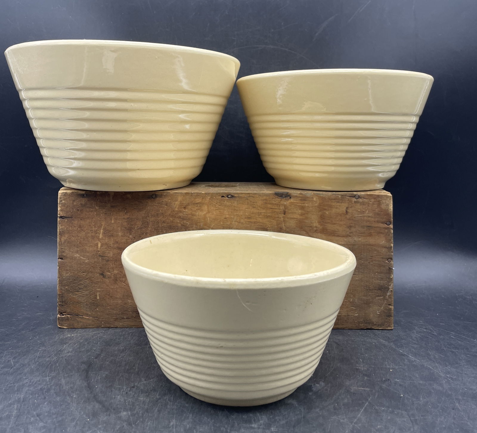 Watt Pottery 3-leaf Apple Design 3 Bowl Nesting Mixing Bowl Set Ribbed - 5