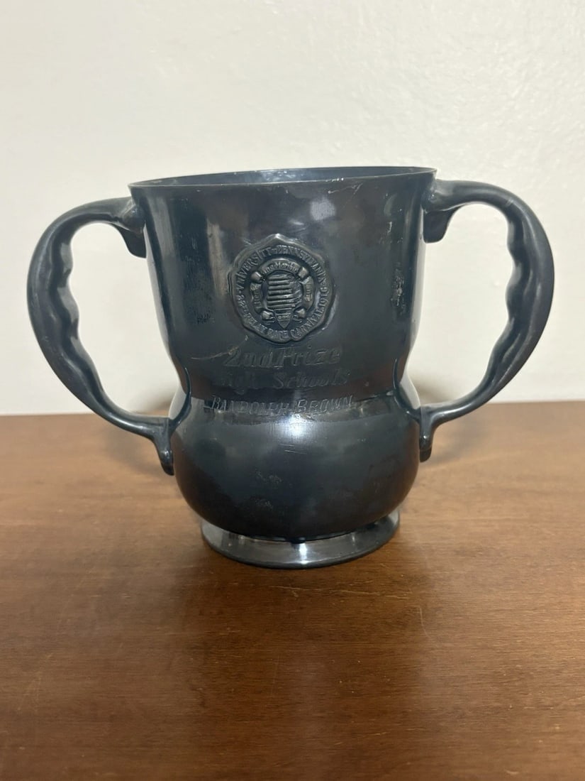 1930’s University Of Pennsylvania High school Loving Cup Trophy: It measures 7 1/2” high x 5 1/2” and dates around the 1930’s. It has wear as shown in the photos Shipping:Domestic: Flat-rate of $15.00 to anywhere within the contiguous