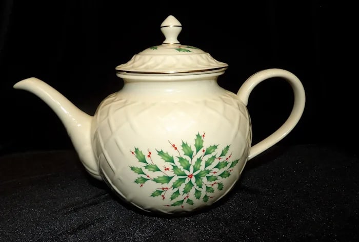 Lenox Dimensions Series Holly Berries Gold Trim Bowl: Elegant porcelain bowl from the Lenox Dimensions Series, decorated with holly berries and finished with a fine gold trim. Shipping:Domestic: Flat-rate of $20.00 to anywhere within the contiguous