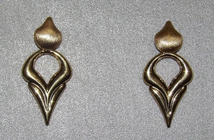 Brev. Italian 14 KT Gold Convertible Necklace: A versatile vintage Italian 14 KT gold necklace, marked Brev., featuring a convertible design that can be worn in multiple lengths. Shipping:Domestic: Flat-rate of $16.00 to anywhere within the