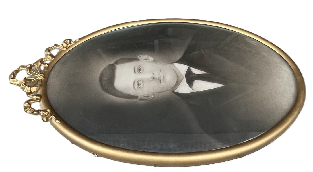 Old Metal Oval Convex Picture Frame w/ photo of Man Harry Barber Lynch 1887-1962 - 7