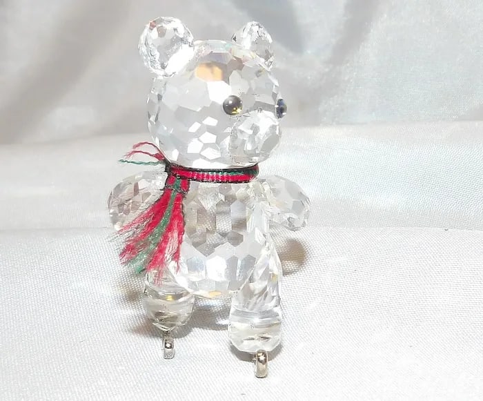 Swarovski Silver Crystal Kris Bear on Skates: Playful Swarovski Kris Bear crystal figurine wearing silver-tone ice skates. Shipping: Domestic: Flat-rate of $15.00 to anywhere within the contiguous U.S. International: Foreign shipping rates are de