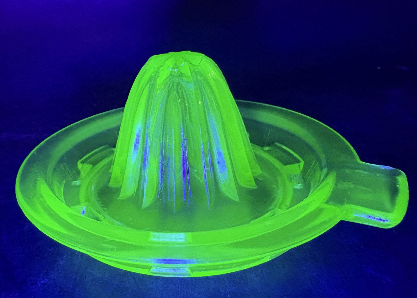 Vintage Green Uranium Glass Orange/Lemon Juicer Reamer Very Nice! Glows Perfect: Date/Period: Approx. 1930's Dimension: Approx. 5" x 4.5" Material: glass Additional Information: Vintage Green Uranium Glass Orange/Lemon Juicer Reamer Very Nice! Glows Perfect Shipping: Domestic: Fla