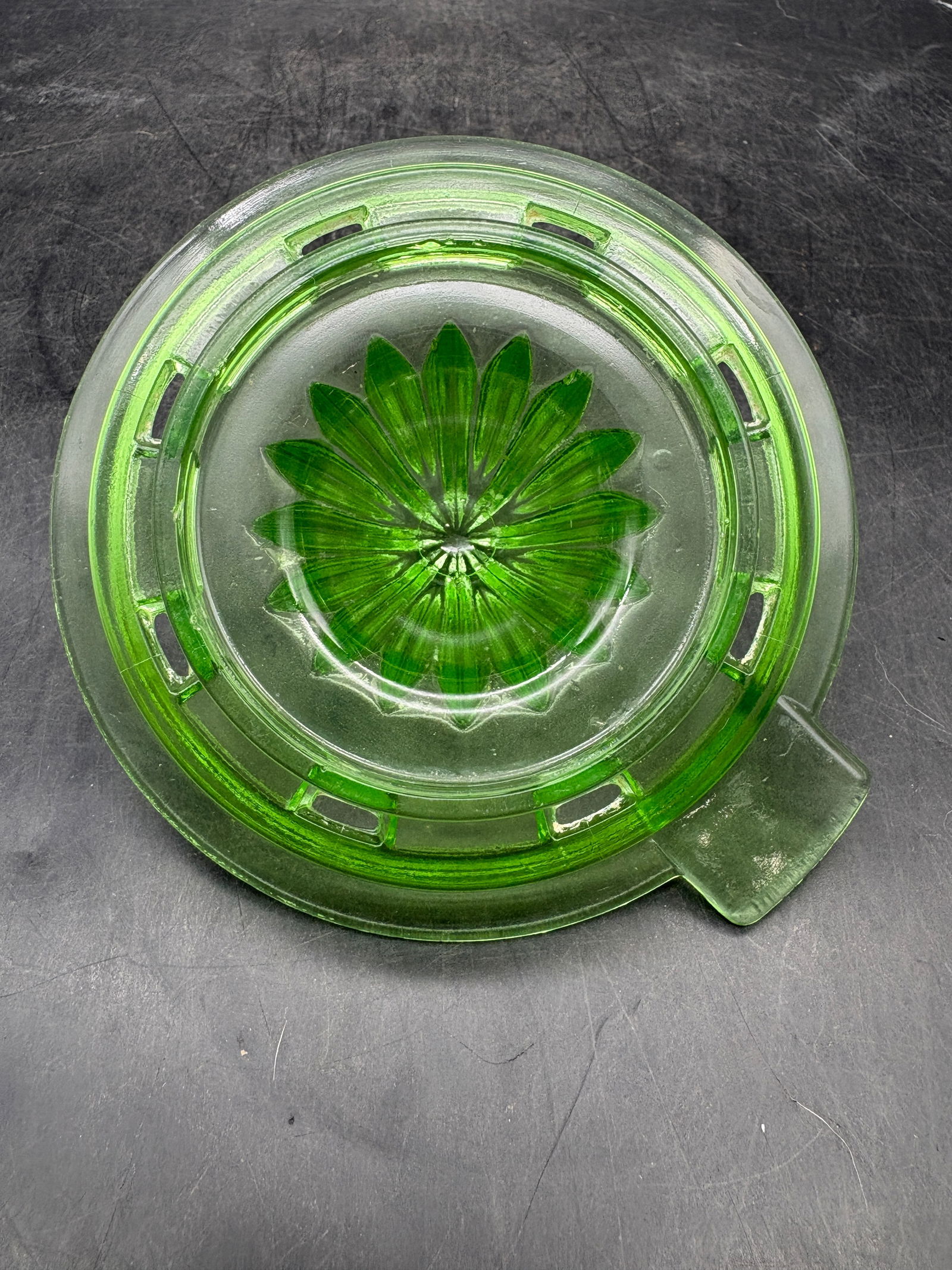 Vintage Green Uranium Glass Orange/Lemon Juicer Reamer Very Nice! Glows Perfect - 4