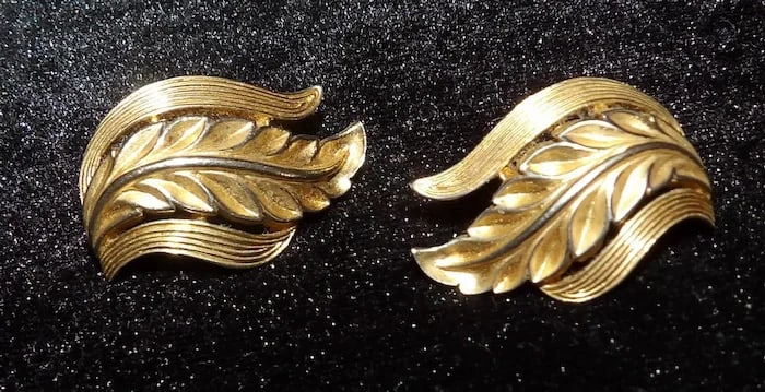 Mid-Century Trifari Gold-Tone Leaf Pin - 4