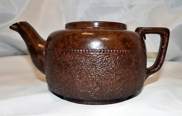 Sadler Brown Teapot England Textured Bottom: Vintage brown glazed teapot by Sadler, made in England, featuring a decorative textured base design. Shipping:Domestic: Flat-rate of $18.00 to anywhere within the contiguous U.S.International: