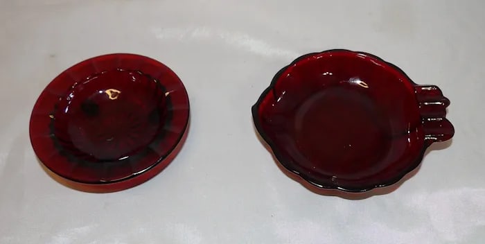 Anchor Hocking Royal Ruby Leaf Shaped Dish: A vintage Anchor Hocking Royal Ruby glass dish in a unique leaf shape, perfect for serving candies or as a decorative piece. Shipping: Domestic: Flat-rate of $15.00 to anywhere within the contiguous U