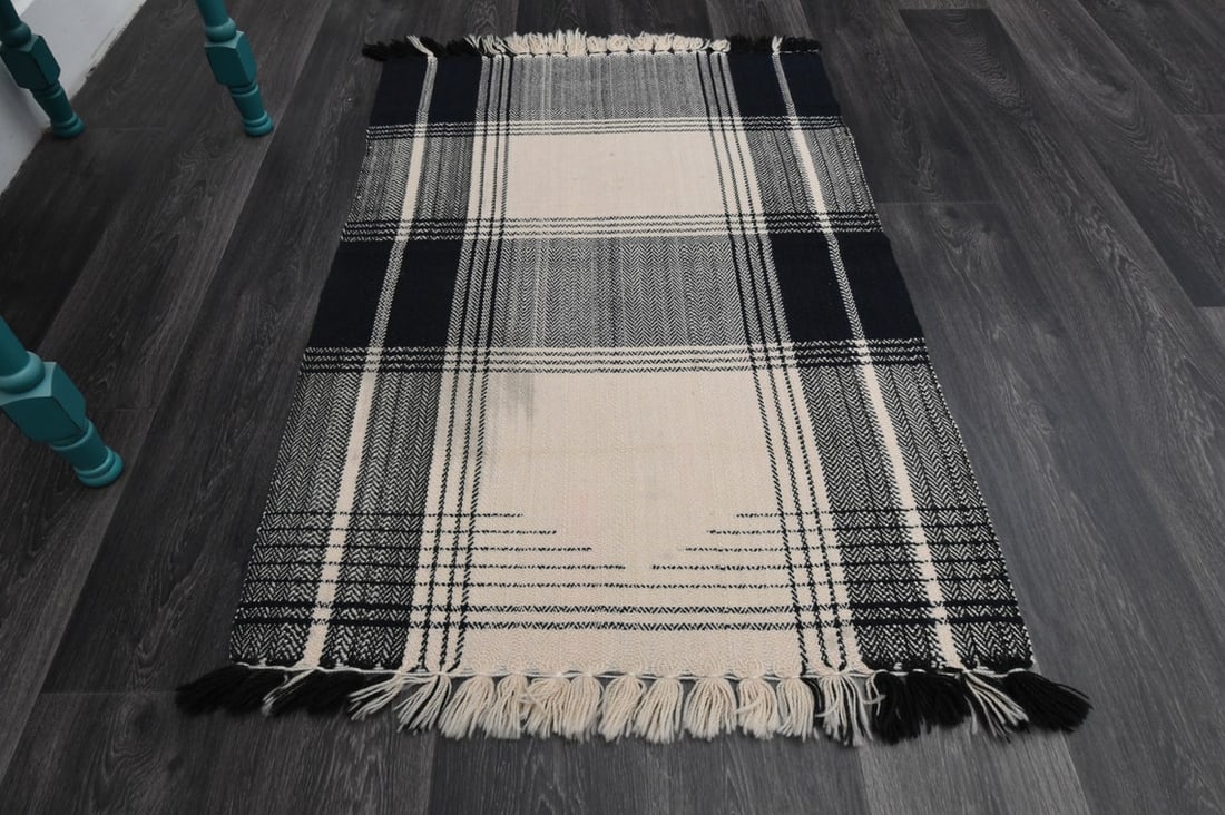 2.7x4 ft, Handloom Area Rug: Title: 2.7x4 ft, Handloom Area Rug Origin: Turkey Date/Period: 1960 - 1970 Materials: Wool and Cotton Size: Width: 2.7 feet; Length: 4 feet Description: This Turkish one-of-a-kind Vintage Flatweave Ki