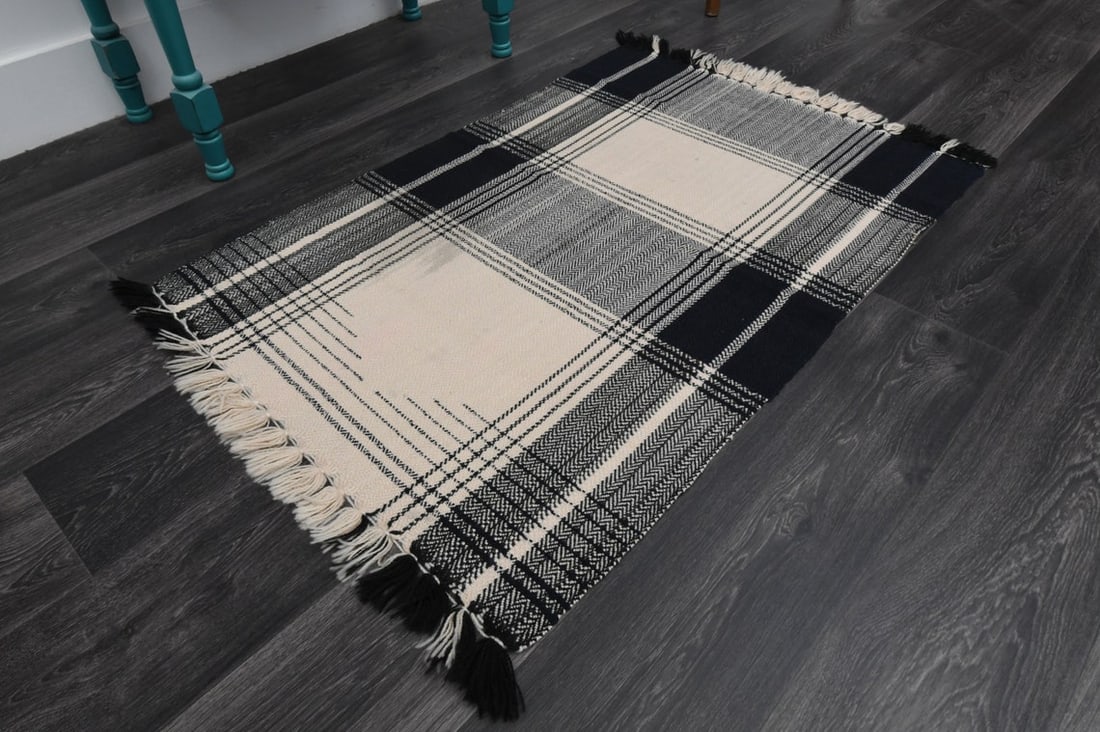 2.7x4 ft, Handloom Area Rug - 2