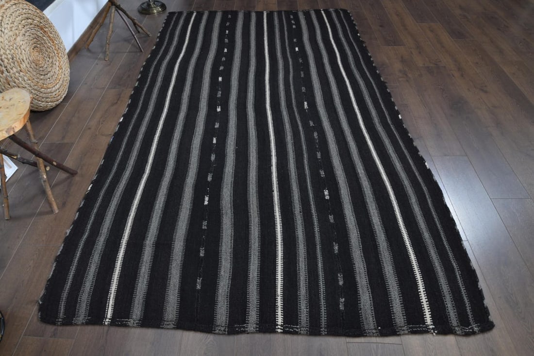 5'2x9'1 ft, GRAY BLACK KILIM: Title: 5'2x9'1 ft, GRAY BLACK KILIM Origin: Turkey Date/Period: 1960 - 1970 Materials: Wool and Cotton Size: Width: 5.2 feet; Length: 9.1 feet Description: This Turkish one-of-a-kind Vintage Flatweave
