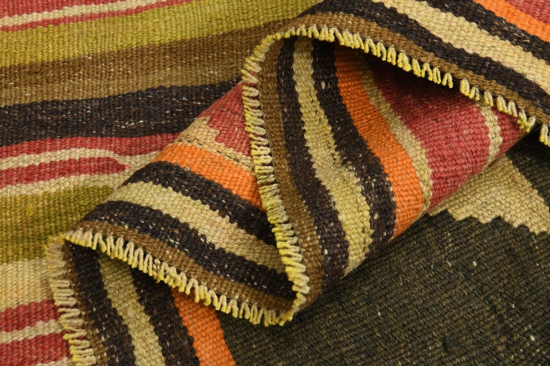 4'9x9'2 ft, KILIM BOHO DÉCOR: Title: 4'9x9'2 ft, KILIM BOHO DÉCOR Origin: Turkey Date/Period: 1960 - 1970 Materials: Wool and Cotton Size: Width: 4.9 feet; Length: 9.2 feet Description: This Turkish one-of-a-kind Vintage