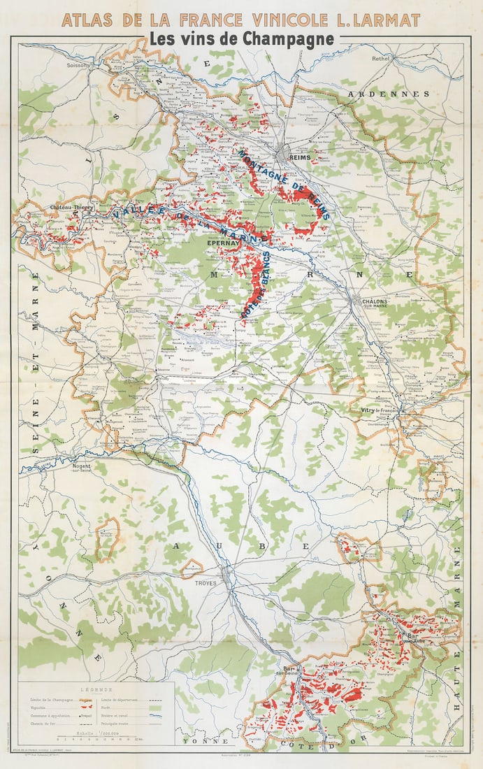 CHAMPAGNE VINS/WINE MAP Carte Générale showing vineyards vignobles. LARMAT 1944: Les Vins de Champagne' (Atlas de la France Vinicole L. Larmat). This large map of the Champagne wine growing region includes the limits of the wine growing areas, and (in red) the vineyards/vignobles.