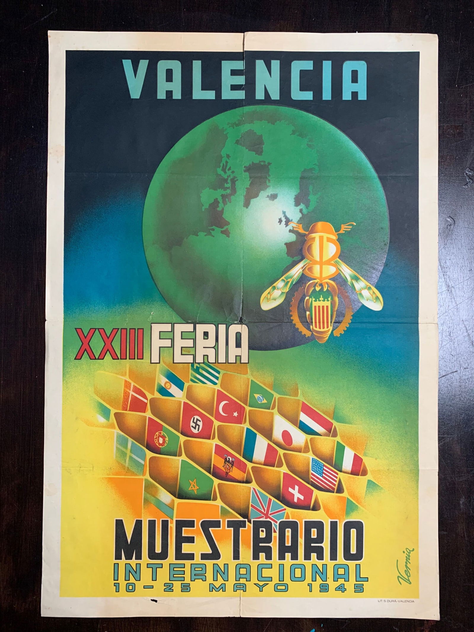 Valencia XXIII Feria - Vernia (1945) 17 x 25 Spanish Trade Fair Poster: Valencia XXIII Feria - Vernia (1945) 17 x 25 Spanish Trade Fair Poster Please refer to the attached photos to determine the condition of this original vintage item. Note: LB means Linen Backed. Ready
