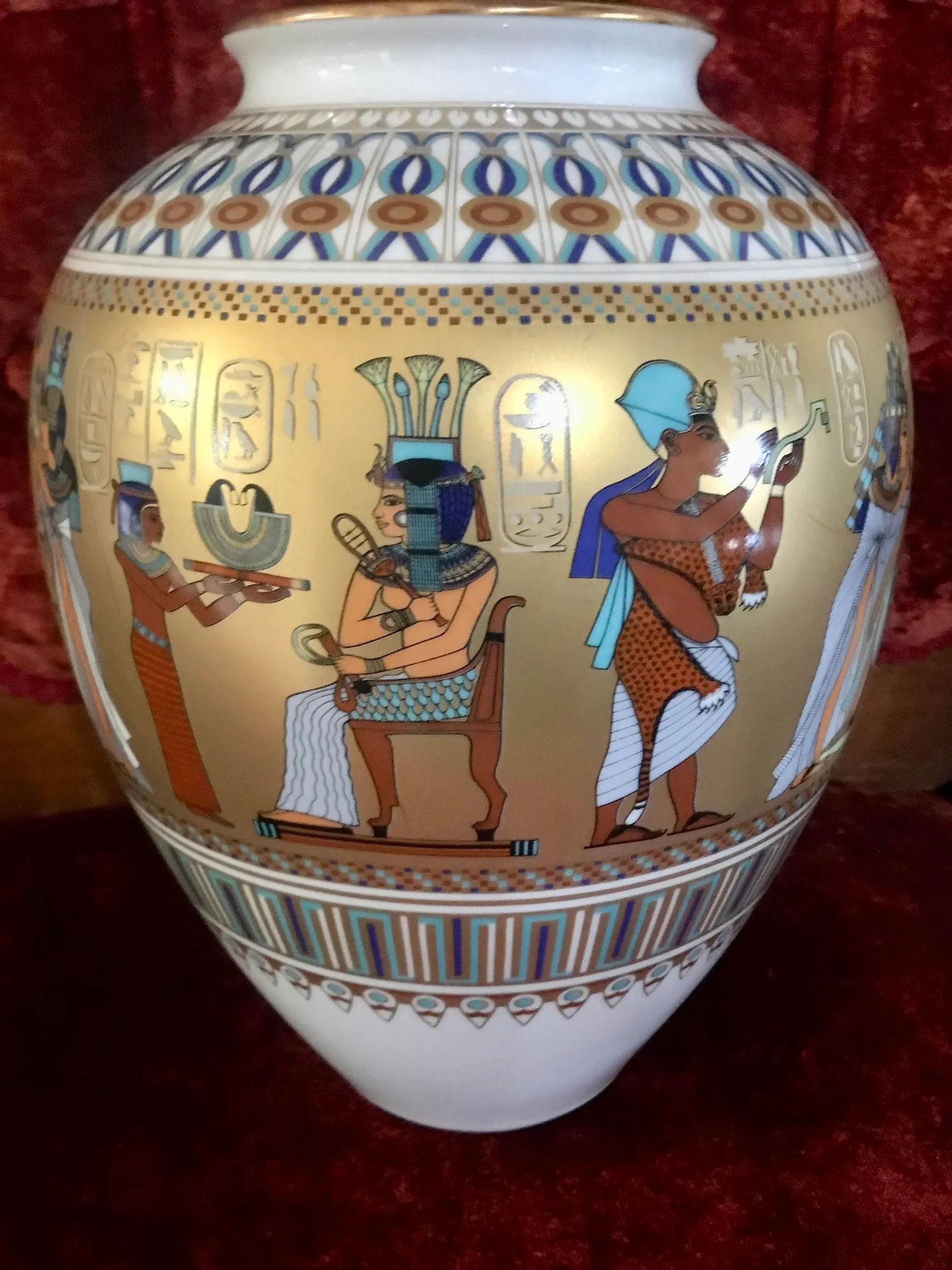 1970s The Ghent Collection, by Kaiser Porcelain, "Scenes From the Tomb of Tutankhamun" Vase. - 5