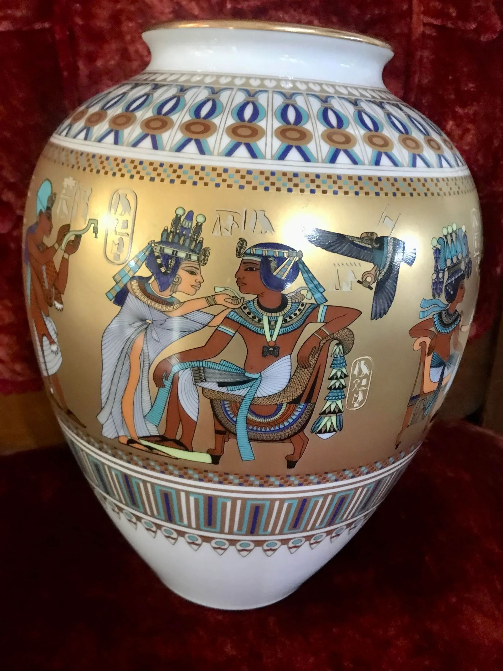 1970s The Ghent Collection, by Kaiser Porcelain, "Scenes From the Tomb of Tutankhamun" Vase. - 6