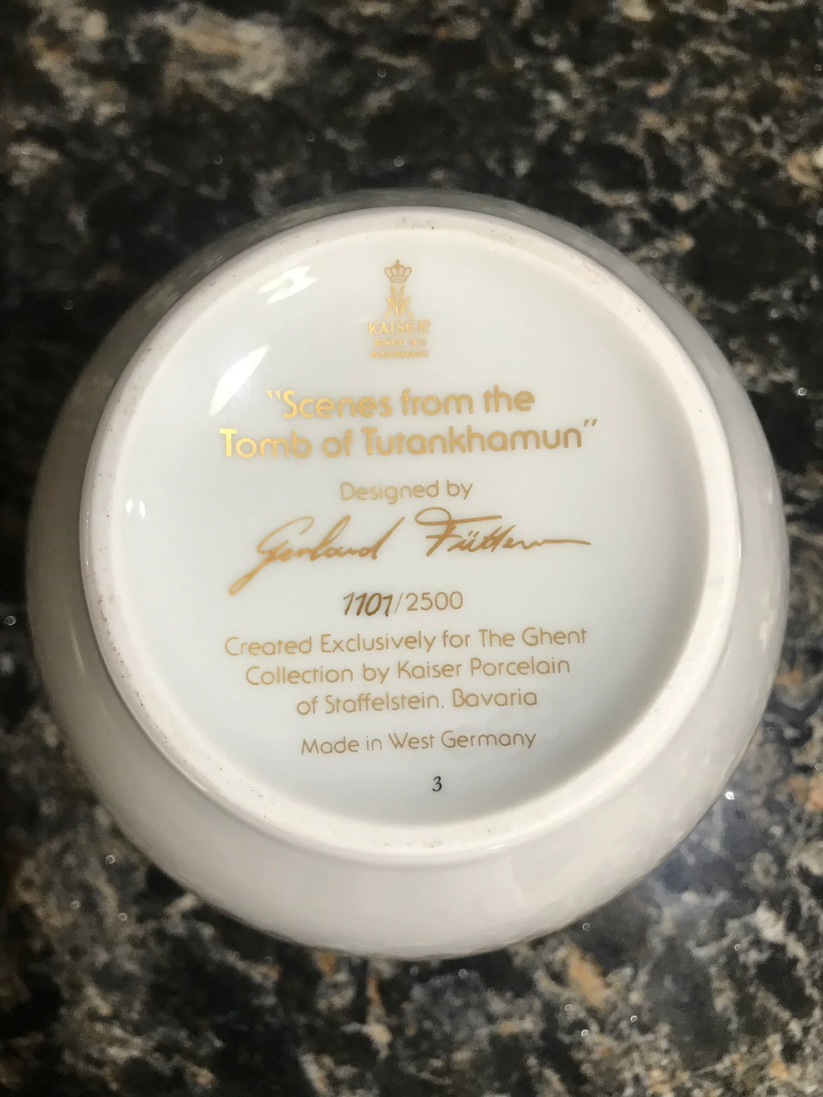 1970s The Ghent Collection, by Kaiser Porcelain, "Scenes From the Tomb of Tutankhamun" Vase. - 8