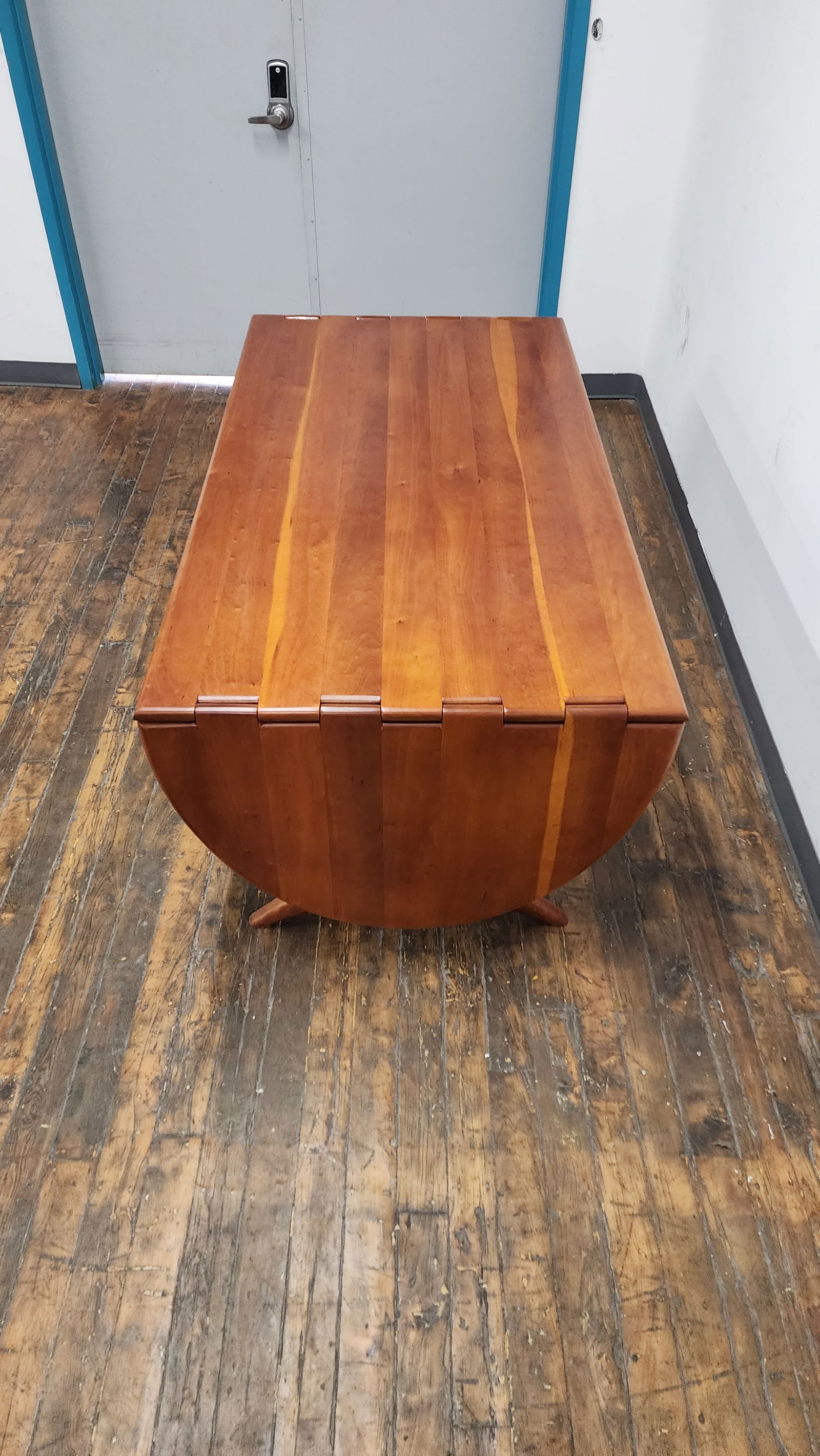 1990s Vintage Sam Maloof Style Cherry Drop Leaf Dining Table. - 5