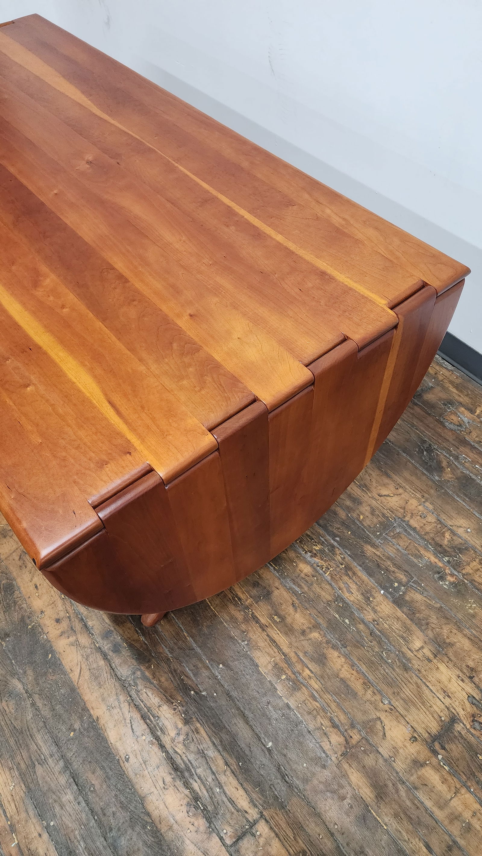 1990s Vintage Sam Maloof Style Cherry Drop Leaf Dining Table. - 7