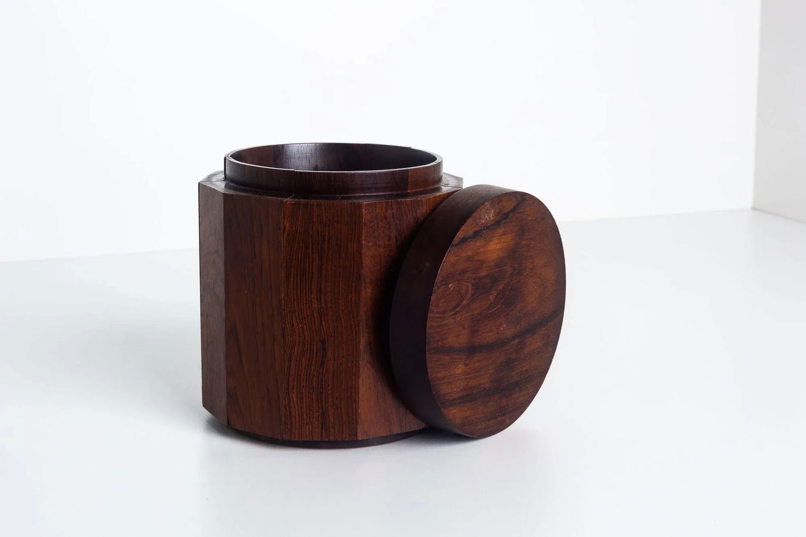 1960s Studio Craft Solid Rosewood Lidded Box, in the Style of Arthur Espenet Carpenter - 4