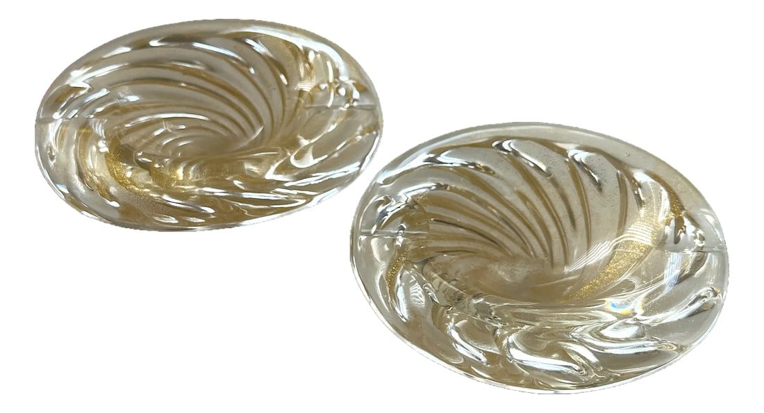 Pair of 1960s Murano Glass Swirl Ashtrays / Small Dishes With Gold Aventurine After Barovier & Toso: A glamorous pair of Murano glass ashtrays or catchall dishes, hand-blown in Italy with swirling clear glass and infused with gold aventurine flecks. Their sculptural spiral form and shimmering